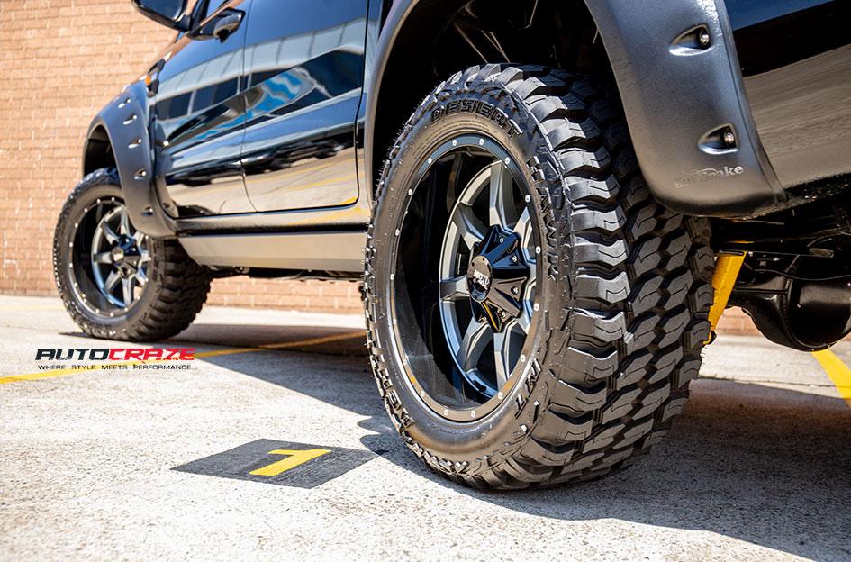 FORD RANGER MO970 GLOSS GREY CENTRE WITH BLACK LIP
